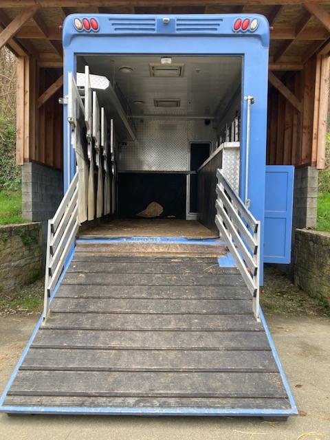 Cami&oacute;n para caballos Renault 44HH1 2011 De segunda mano