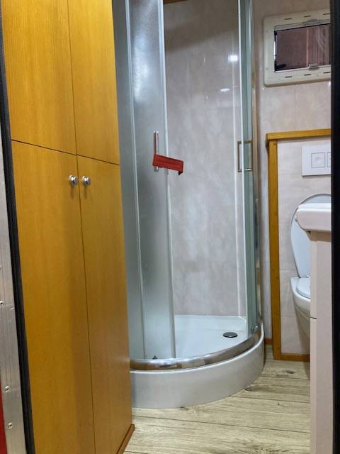 Cami&oacute;n para caballos Renault 44HH1 2011 De segunda mano