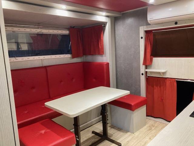 Cami&oacute;n para caballos Renault 44HH1 2011 De segunda mano