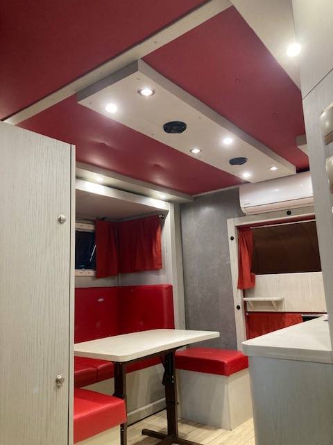 Cami&oacute;n para caballos Renault 44HH1 2011 De segunda mano