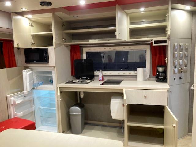 Cami&oacute;n para caballos Renault 44HH1 2011 De segunda mano