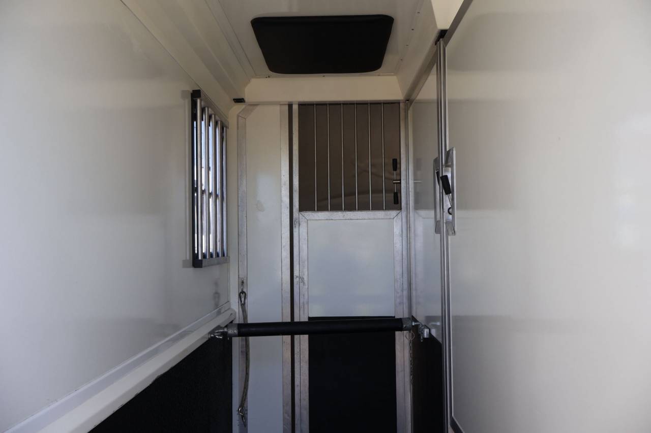 Van caballos STX EXCLUSIVE TRAILER STALLE 2 Caballos 2021 De segunda mano