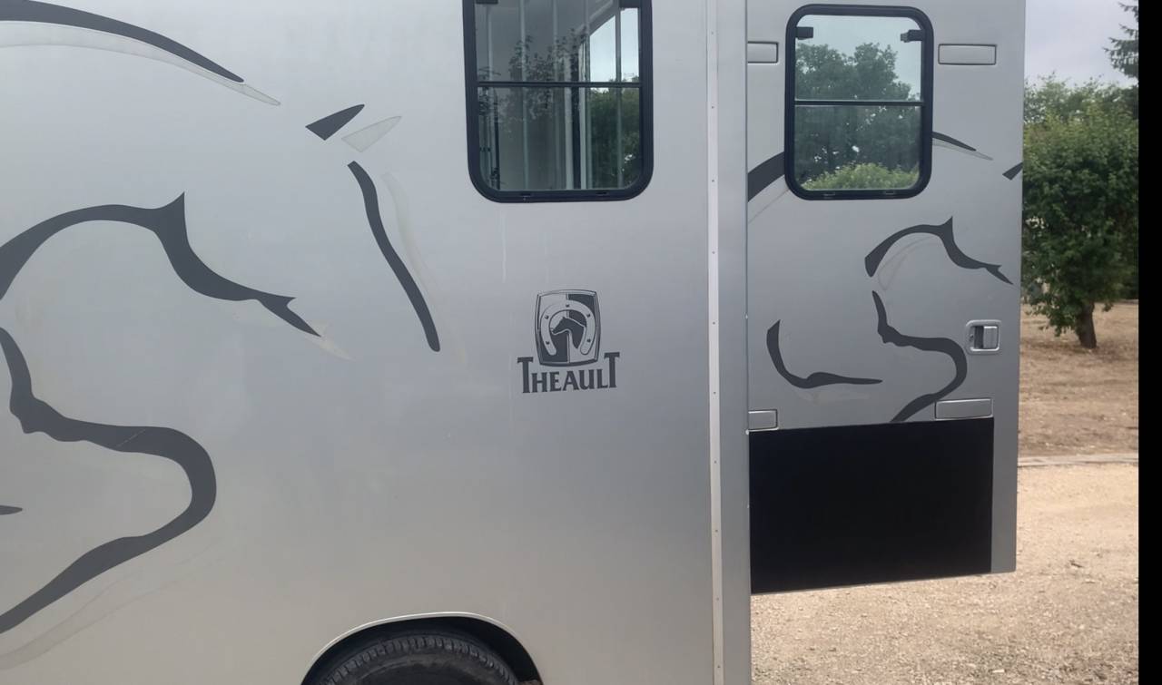 Furgoneta para caballos Theault  2007 De segunda mano