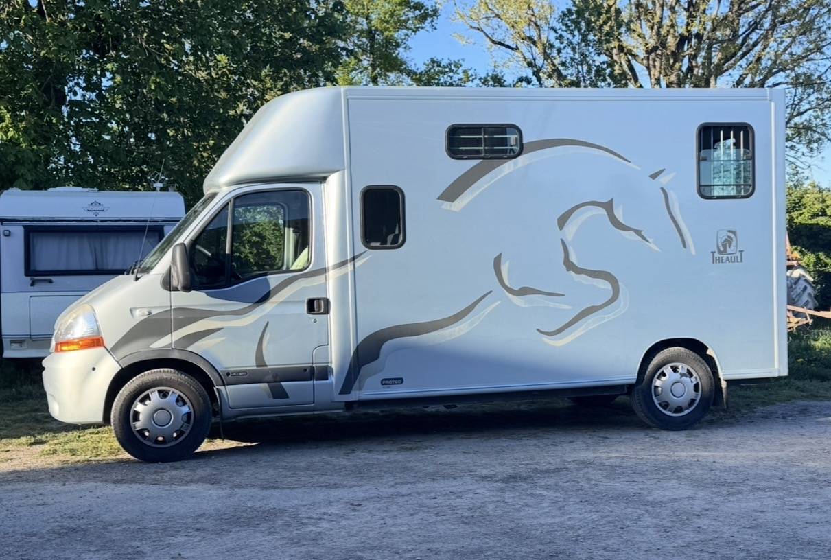 Furgoneta para caballos Theault  2007 De segunda mano