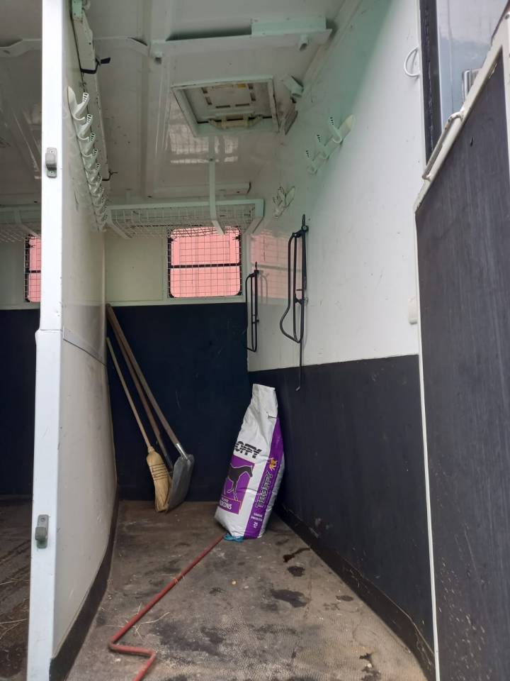 Cami&oacute;n para caballos Volvo FL 10 1989 De segunda mano