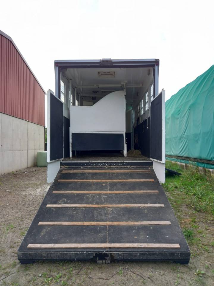 Cami&oacute;n para caballos Volvo FL 10 1989 De segunda mano