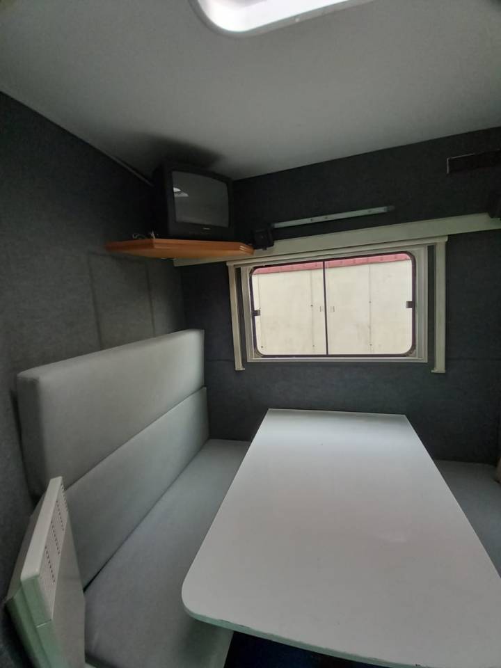 Cami&oacute;n para caballos Volvo FL 10 1989 De segunda mano