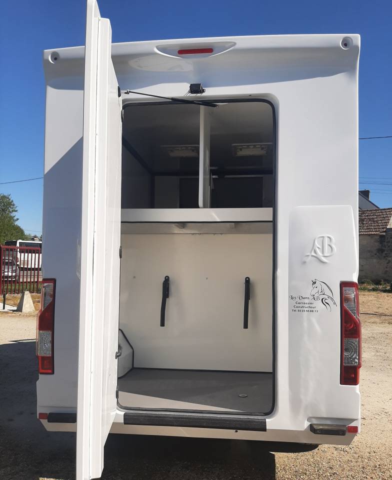 Furgoneta para caballos Renault Master 2023 De segunda mano