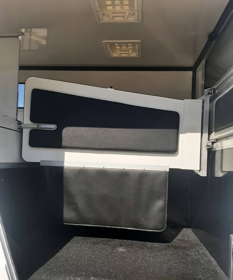 Furgoneta para caballos Renault Master 2023 De segunda mano