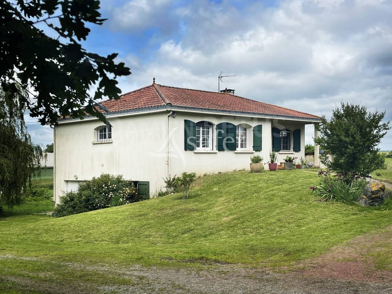 Explotaci&oacute;n agr&iacute;cola En venta Vend&eacute;e