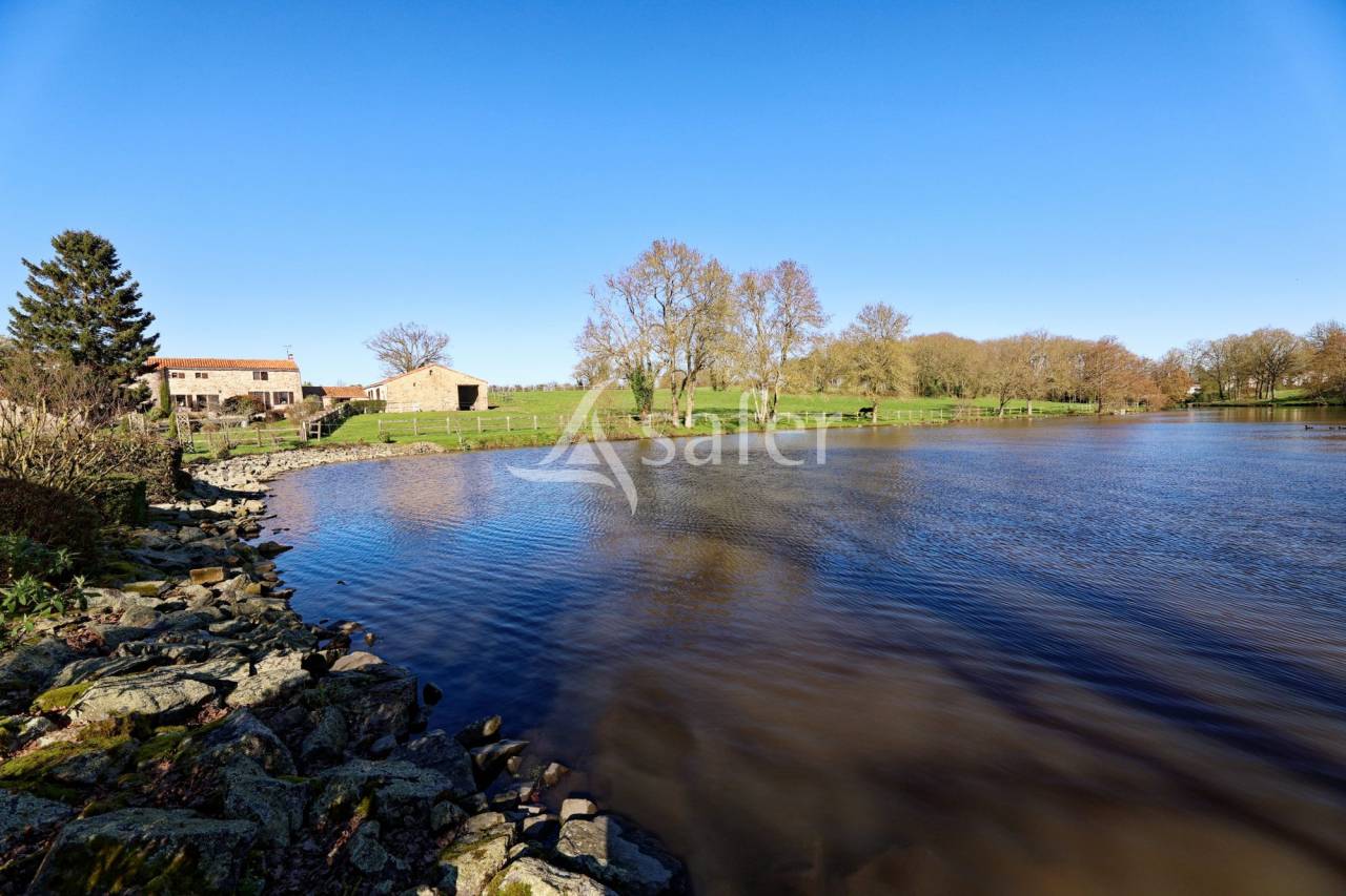 Propiedad ecuestre En venta Vend&eacute;e
