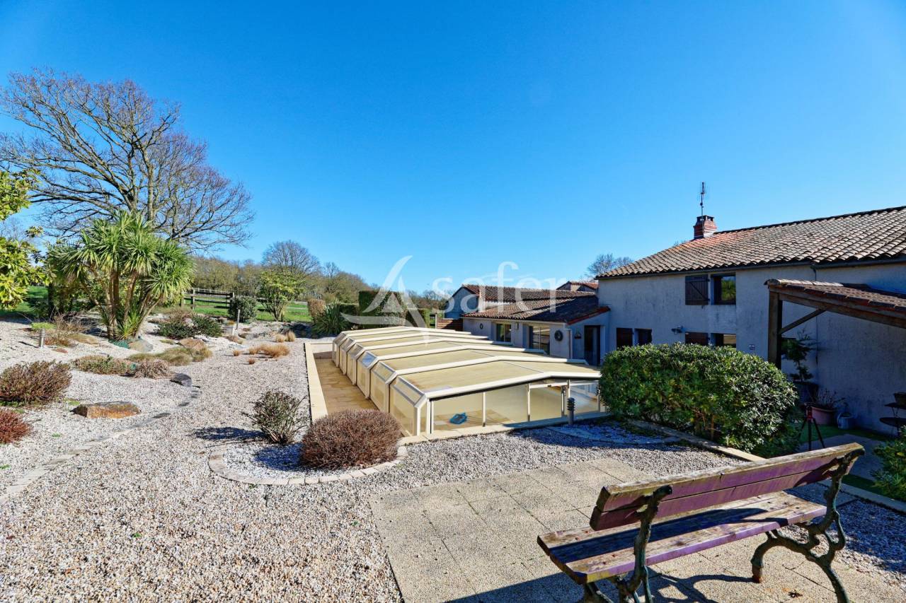 Propiedad ecuestre En venta Vend&eacute;e